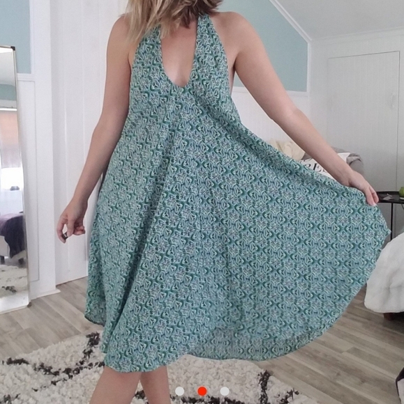 VENUS Dresses & Skirts - Venus Backless print dress